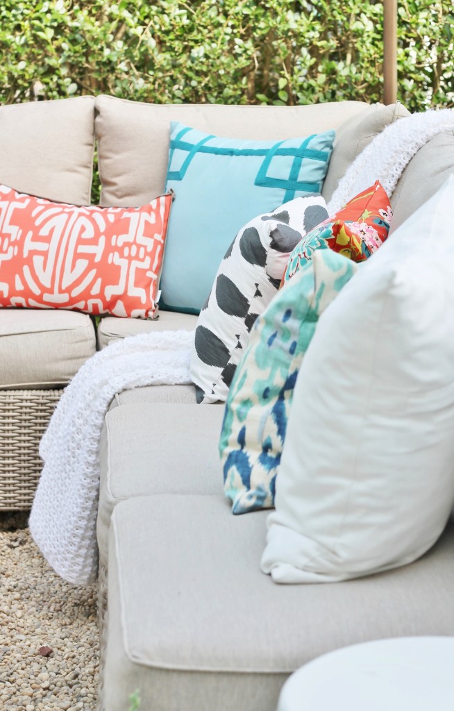 Hamptons Inspired Backyard Reveal-Mix of Modern Outdoor Pillows