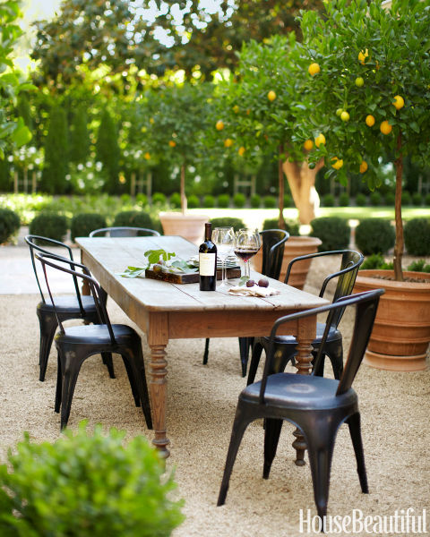 Browse these beautiful outdoor patios with pea gravel to inspire your own outdoor oasis | City Farmhouse 
