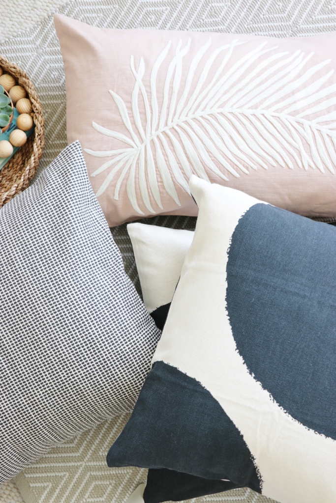 DIY OUtdoor Pillows!! An easy project to up your outdoor space.