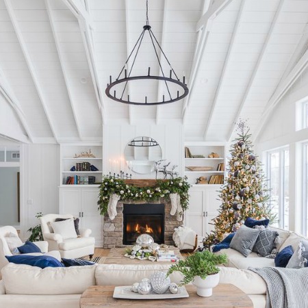 Friday Favorites:Holiday House Tours That Will Knock Your Cozy Socks Off