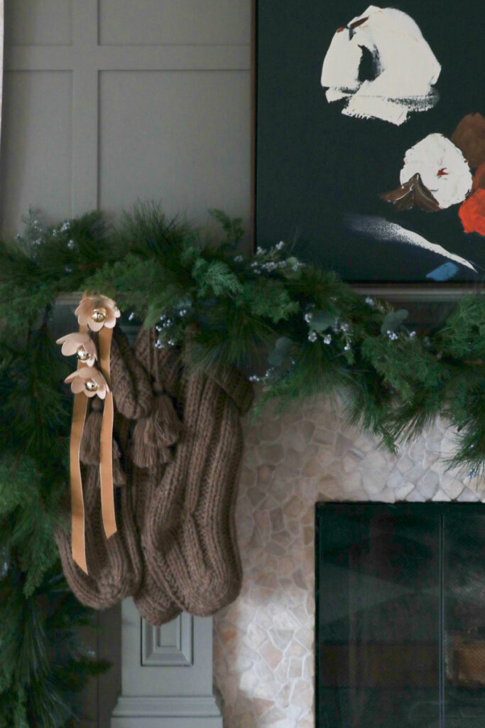 5 Simple Cozy Christmas Mantel Ideas. 