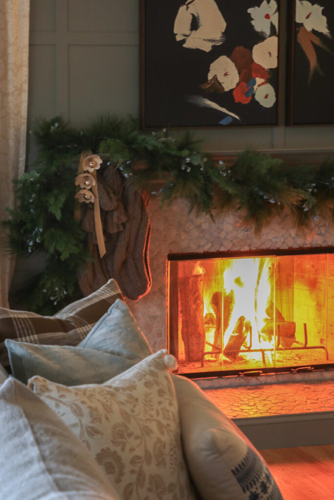 5 Simple Cozy Christmas Mantel Ideas